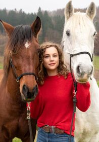 Reiterhof Wildenstein – Rieke Wildenstein (Klara Deutschmann) mit den Pferden Jacomo und Luana.