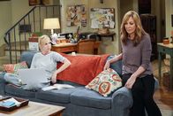 Mom – Christy (Anna Faris, l.); Bonnie (Allison Janney, r.)