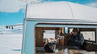 Rebecka Martinsson – Eine Leiche im Wohnwagen: Sven-Erik Ståhlnacke (Thomas Oredsson) untersucht den Tatort.