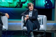 A Better Place – Petra Schach (Maria Hofstätter) zu Gast in einer Talkshow.