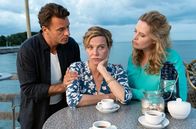 Meine Mutter ... – Toni (Diana Amft, re.) und Rufus (Stephan Luca) kümmern sich um Heidi (Margarita Broich).
