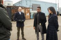 Elementary – Sind Detective Bell (Jon Michael Hill, M.), Watson (Lucy Liu, r.) und Holmes (Jonny Lee Miller, l.) wirklich auf der richtigen Spur?