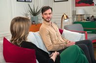 Rote Rosen – Philip (Marc Schöttner, r.) gesteht sich vor Amelie (Lara-Isabelle Rentinck, l.) ein, dass das Hin und Her mit Carla ein Ende haben muss.