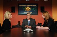 Navy CIS – Abby Borin (Diane Neal, l.) und Gibbs (Mark Harmon, M.) arbeiten zusammen, um den Tod von US-Navy-Taucher Lieutenant Michael Jensen aufzuklären. Doch hat Missy Dawkins (Shanna Moakler, l.) etwas damit zu tun?