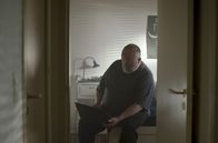 Cry Wolf – Jugendamtsmitarbeiter Lars (Bjarne Henriksen) sieht das Video, das Simon ins Netz gestellt hat und das zeigt, wie er dessen Sohn Theo gewaltsam von seiner Familie trennt.