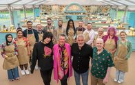 Das große Backen - UK – (v.l.n.r.) Maisam; Syabira; Abdul; William; James; Sandro; Maxy; Kevin; Janusz; Dawn; Carole; Rebs; Noel Fielding; Prue Leith; Paul Hollywood; Matt Lucas
