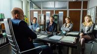 Der Lehrer – v.l.) und Karin (Jessica Ginkel, r.) mit Tobi (Timmi Trinks) und Emma (Zsa Zsa Inci Bürkle) bei Rose (Uli Gebauer, l.).Der wägt die Optionen für Emma und Tobi ab.