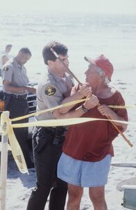 Diagnose: Mord – Leo (Leo Penn, r.) und ein Polizist streiten sich am Strand.