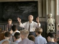 Die Kinder des Monsieur Mathieu – Clément Mathieu (Gérard Jugnot, hinten rechts) hat die Rasselbande dazu gebracht, zu singen. Nur der kleine Pepinot (Maxence Perrien, hinten links) kann den Ton nicht halten und muss daher das Metronom beaufsichtigen.