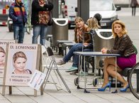Danni Lowinski – Danni (Annette Frier, r.) ist am Arsch - da sie kein Büro mehr hat, muss sie jetzt auf der Straße nach Mandanten suchen.