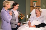 In aller Freundschaft – Hanna Globisch (Helena Pieske, mi.) besucht Sandra Goran (Stefanie von Poser, re.), die sich während einer Pferdetherapie mit Hanna verletzt hat. Hanna gibt sich die Schuld für den Unfall, doch Ihre Mutter Kathrin (Andrea Kathrin Loewig, li.) und Sandra sehen das nicht so.