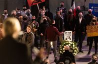 Tatort – Kommissarin Martina Bönisch (Anna Schudt, vorne links) ergreift bei einer Kundgebung am Gerberzentrum das Wort, bei der der ermordeten Anna Slomka gedacht werden soll. Auch Kommissar Peter Faber (Jörg Hartmann, Mitte hinten) hört, was sie zu sagen hat..