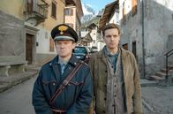 Wild Republic – Kommissar Grasser (Gerhard Liebmann, li.) leitet die Ermittlungen. Lars (Franz Hartwig, re.) ist gekommen, um bei der Suche nach den Jugendlichen zu helfen, aber Grasser arbeitet lieber allein.