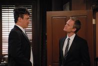How I Met Your Mother – Um nicht gar so grausam auszusehen, bekommt Marshall (Jason Segel, l.) ein Toupet. Barney (Neil Patrick Harris, r.) ist beeindruckt ...