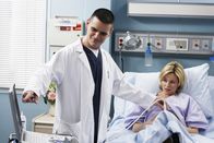 Scrubs - Die Anfänger – Der Geburtshelfer (Michael Ausiello, l.) kümmert sich um seine Patientin (Elizabeth Banks, r.) ...
