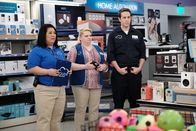 Superstore – (v.l.n.r.) Sandra (Kaliko Kauahi); Justine (Kelly Schumann); Marcus (Jon Barinholtz)