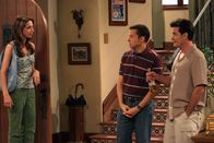 Two and a Half Men – Judith (Marin Hinkle, l.) ist erstaunt, als sie hört, dass Alan (Jon Cryer, M.) und Charlie (Charlie Sheen, r.) eine Party für Evelyn veranstalten wollen ...