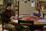 Two and a Half Men – Alan (Jon Cryer, l.) hat keine Ahnung, dass Jake (Angus T. Jones, r.) Charlie erpresst ...