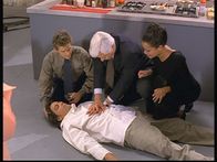 Diagnose: Mord – v.l.n.r.) Jesse (Charlie Schlatter), Mark (Dick Van Dyke) und Amanda (Victoria Rowell) versuchen vergebens, Fernsehkoch René (Julian Stone) wiederzubeleben.