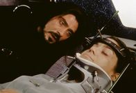 Babylon 5 – Marcus (Jason Carter) ist auf Babylon 5 eingetroffen, um die schwerverletzte Ivanova (Claudia Christian, re.) zu retten; er ist bereit, aus Liebe zu ihr sein Leben für sie hinzugeben.