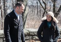 Elementary – Wer ist der Mörder von Zach Piller, einem Mann, der früher in Afghanistan Aufklärungsdrohnen geflogen hat? Holmes (Jonny Lee Miller, l.) und Watson (Lucy Liu, r.) ermitteln ...; Wer ist der Mörder von Zach Piller, einem Mann, der früher in Afghanistan Aufklärungsdrohnen geflogen hat? Holmes (Jonny Lee Miller, l.) und Watson (Lucy Liu, r.) ermitteln ...