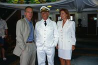 Das Traumschiff – Max Stiller (Jürgen Heinrich, l.) erzählt Kapitän Paulsen (Siegfried Rauch, M.) und Beatrice (Heide Keller, r.), dass er nach dem Tod seines Bruders die Vormundschaft für seine Nichte Cora übernommen hat und sie nun von einer Südseeinsel nach Deutschland holen möchte, um ihr dort eine gute Ausbildung zu ermöglichen.