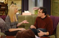Friends – Als David (Hank Azaria, r.) nach langer Zeit wieder auftaucht, versucht ihm Phoebe (Lisa Kudrow, l.) vorsichtig mitzuteilen, dass es einen anderen Mann in ihrem Leben gibt ...