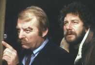 Tatort – Thanner (Eberhard Feik,l.) und sein Kollege Hänschen (Chiem van Houweninge) erfahren, warum sie den Detektiv Scholl beauftragte, Nachforschungen über den Tod ihrer Mutter anzustellen.
