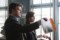 Castle – Castle (Nathan Fillion, l.) und Beckett (Stana Katic, r.) halten dem Lehrer David Ramsey einen erdrückenden Beweis dafür vor, dass er sie angelogen hat ...