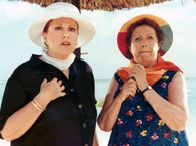 O Palmenbaum – V. li.: Lilibet (Johanna von Koczian) und Omama (Inge Konradi).