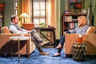 Mom – Trevor (Rainn Wilson, l.); Bonnie (Allison Janney, r.)