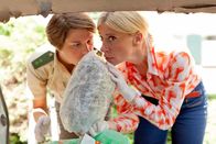 Mord mit Aussicht – Sophie Haas (Caroline Peters, r.) und Bärbel Schmied (Meike Droste, l.) haben in Schönfelders Wagen Hasch gefunden.