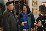 Superstore – (v.l.n.r.) Jerry (Chris Grace); Sandra (Kaliko Kauahi); Amy (America Ferrera)
