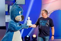 1, 2 oder 3 – Elton und Studiomaskottchen Piet Flosse.