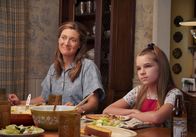 Young Sheldon – Mary (Zoe Perry, l.); Missy (Raegan Revord, r.)