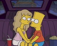 Die Simpsons – Bart (r.) gerät in eine heikle Lage und landet beinahe vor dem Altar mit Darcy (l.) ...