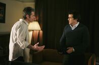 Criminal Minds – Reporter Ray Colson (Justin Louis, r.) findet den einzigen Überlebenden (C. Thomas Howell, l.) eines Reaper-Anschlags - und erfährt Ungeheuerliches ...