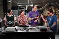 The Big Bang Theory – Die Jungs stellen fest, dass sie nicht mehr an ihren cleveren Ideen tüfteln, seitdem sie mit den Mädels zusammen sind. Um das zu ändern, reservieren Howard (Simon Helberg, 2.v.l.), Leonard (Johnny Galecki, r.), Sheldon (Jim Parsons, 2.v.r.) und Raj (Kunal Nayyar, l.) ein Wochenende für ihre ausgefallene Einfälle ...