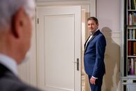 Sturm der Liebe – Christoph (Dieter Bach, r.) schmunzelt Werners (Dirk Galuba, l.) Bedenken weg.