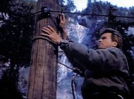 MacGyver – MacGyver (Richard Dean Anderson) versucht, durch die Telefonleitung Morsezeichen zu geben.