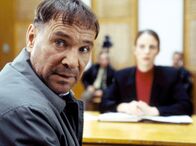 Der Anwalt und sein Gast – Die Staatsanwältin (Julia Jäger) versucht herauszufinden, ob Karmanns Geständnis echt war. Karmann (Götz George) vermutet zu Recht, dass sein eigener Anwalt ihn in diese Situation gebracht hat...