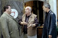 Die Rosenheim-Cops – Hofer (Josef Hannesschläger, li.) und Satori (Markus Böker, re.) verhören Xaver Maier (Anton Pointecker), aber der will nicht einmal sagen, woher seine Kopfverletzung stammt.