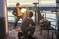 Navy CIS: New Orleans – Während der Ermittlungen im Fall einer Wasserleiche, tappt Pride (Scott Bakula) auf einer Ölplattform, die zu explodieren droht, in eine gefährliche Falle ...