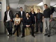 Scrubs - Die Anfänger – Die Belegschaft des Sacred Heart Hospitals muss täglich mit neuen Überraschungen rechnen: (v.l.n.r.) Turk (Donald Faison), Carla Espinosa (Judy Reyes), Hausmeister (Neil Flynn), J.D. (Zach Braff), Elliot (Sarah Chalke), Dr. Bob Kelso (Ken Jenkins) und Dr. Phil Cox (John C. McGingley)