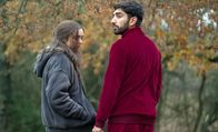 Two Weeks to Live – Nach einer chaotischen ersten Begegnung und einer hastigen Flucht ins Grüne kommen sich Kim (Maisie Williams) und Nicky (Mawaan Rizwan) in einem kurzen Moment der Zweisamkeit näher.