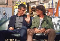 Auf die harte Tour – Der Cop John Moss (James Woods, l.) macht dem Schauspieler Nick Lang (Michael J. Fox, r.) klar, dass er keine Lust hat den Babysitter für den verweichlichten Hollywood-Star zu spielen ...