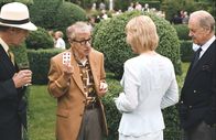 Scoop – Magier Sid Waterman alias "der große Splendini" (Woody Allen), unterhält die Gäste auf der Dinner-Party.