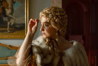 Ein Tag in... – Die Physik ist Lauras (Julia Goldberg) Leidenschaft und sie hat ein großes Ziel vor Augen: Sie will den ersten Blitzableiter Europas in Bologna bauen. (Spielszene)