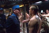 Montagskino im ZDF: Papillon – Auf dem Schiff, das ihn zur Strafkolonie bringt, werden Papillon (Charlie Hunnam, r.) und die anderen Häftlinge von den Wärtern (Komparsen) ständig schikaniert.