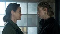 neoriginal: Westwall – Wird Julia (Emma Bading, r.) Ira (Jeanette Hain, l.) aufhalten können?
